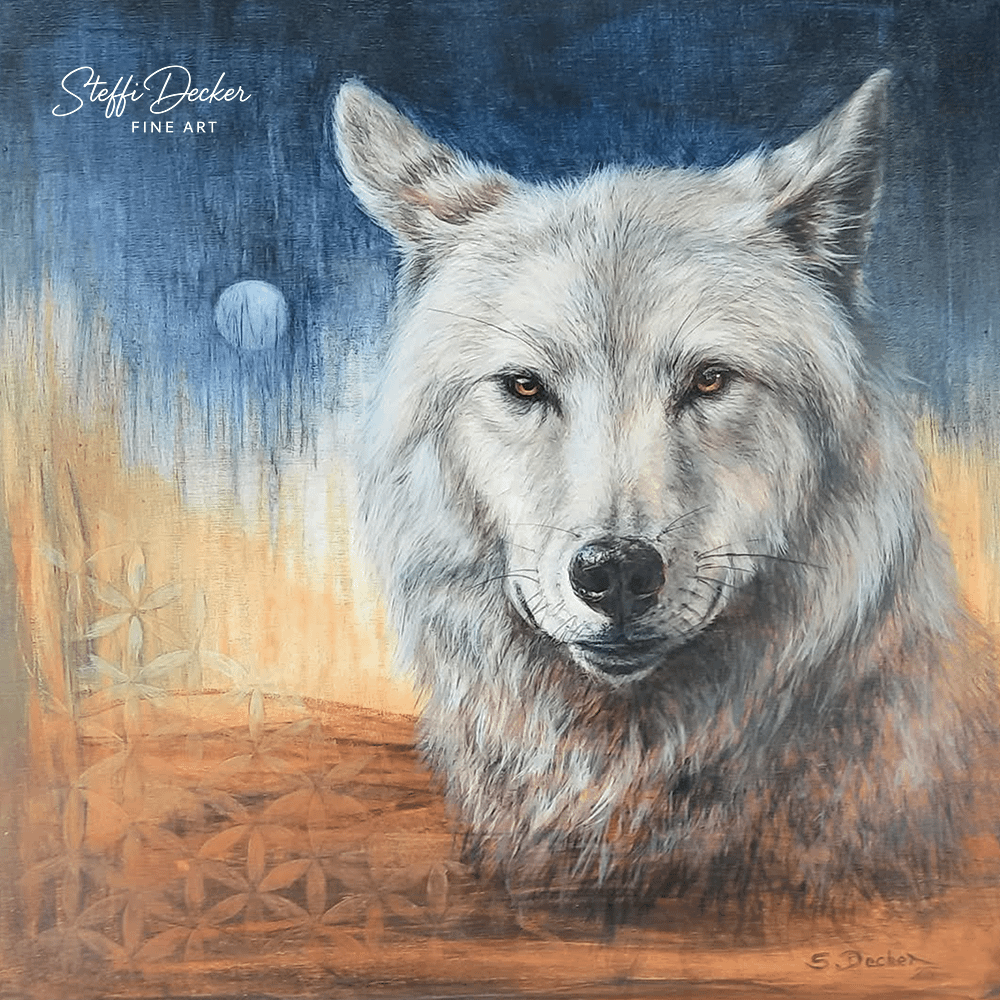 Original-Acrylgemälde ‚Kompromisslos‘ von Steffi Decker. Eindrucksvolles Wolf-Portrait auf Leinwand mit durchdringendem Blick vor einer nächtlichen Kulisse mit Vollmond. Das handgemalte Unikat besticht durch den Kontrast von kühlen Blautönen und warmen Orange-Nuancen, in die dezent die Blume des Lebens eingearbeitet ist. Dieses exklusive Kunstwerk ist auf Anfrage erhältlich.