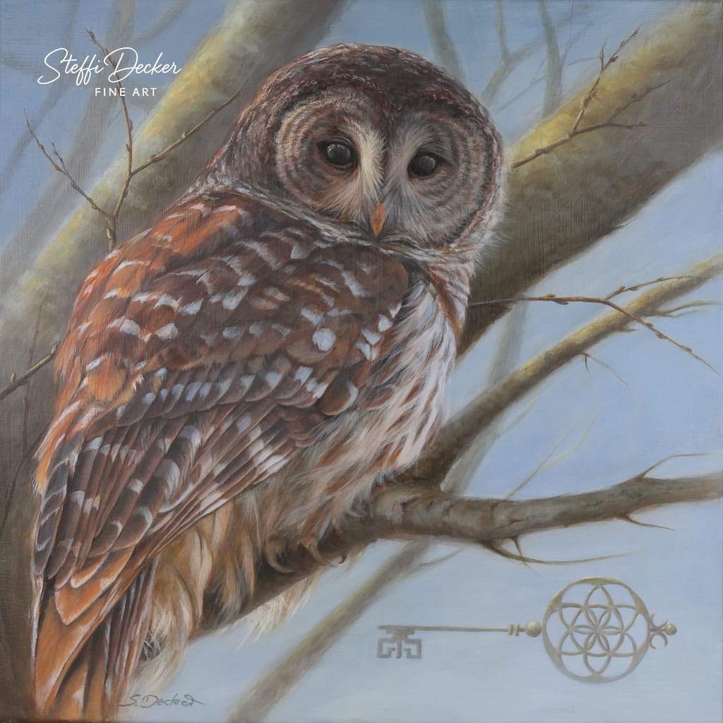 Gemälde einer Waldkauz-Eule ‚Hüterin des Wissens‘ von Steffi Decker. Kunstvolles Tierportrait mit Symbolen. Limitierter Kunstdruck auf Anfrage.