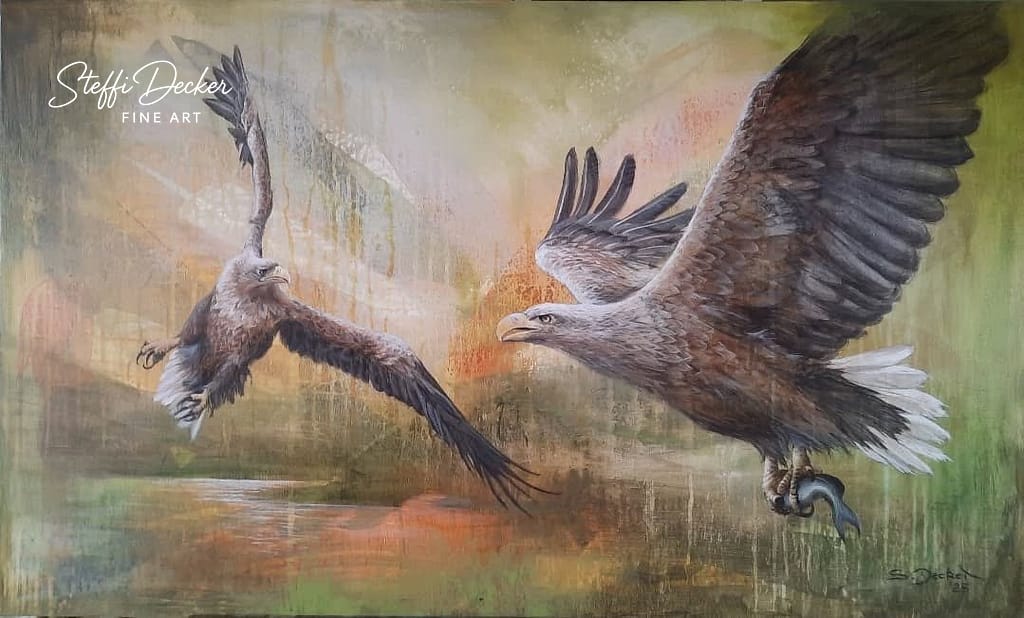 Original-Acrylgemälde ‚Adlerperspektiven‘ von Steffi Decker. Dynamische Naturszene auf Leinwand, die zwei Weißkopfseeadler im Flug über einem Fluss zeigt. Handgemaltes Unikat in atmosphärischen Erd- und Grüntönen. Dieses Kunstwerk ist auf Anfrage direkt bei der Künstlerin erhältlich.