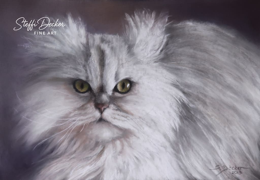 Ein Gemälde zeigt eine langhaarige Katze mit hellem, silbergrauem Fell und intensiven, grüngelben Augen; das flauschige Fell ist detailreich ausgearbeitet und hebt sich vor einem weichen, dunklen Hintergrund ab.