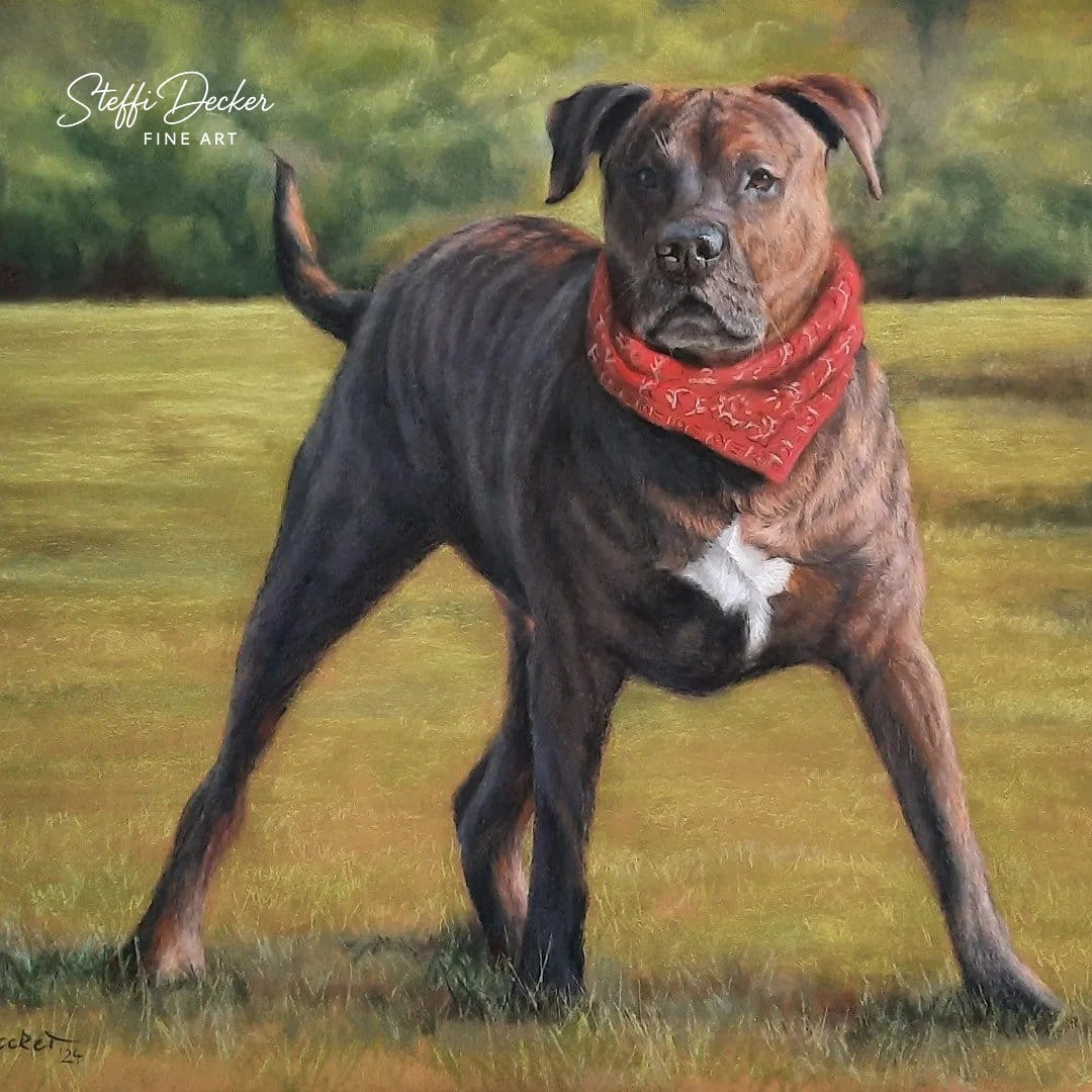 Ein Gemälde zeigt einen kräftig gebauten Hund mit braun gestromtem Fell und weißem Brustfleck, der auf einer sonnigen Wiese steht und ein rotes Halstuch trägt; im Hintergrund sind weiche Grüntöne einer Waldlichtung zu sehen.