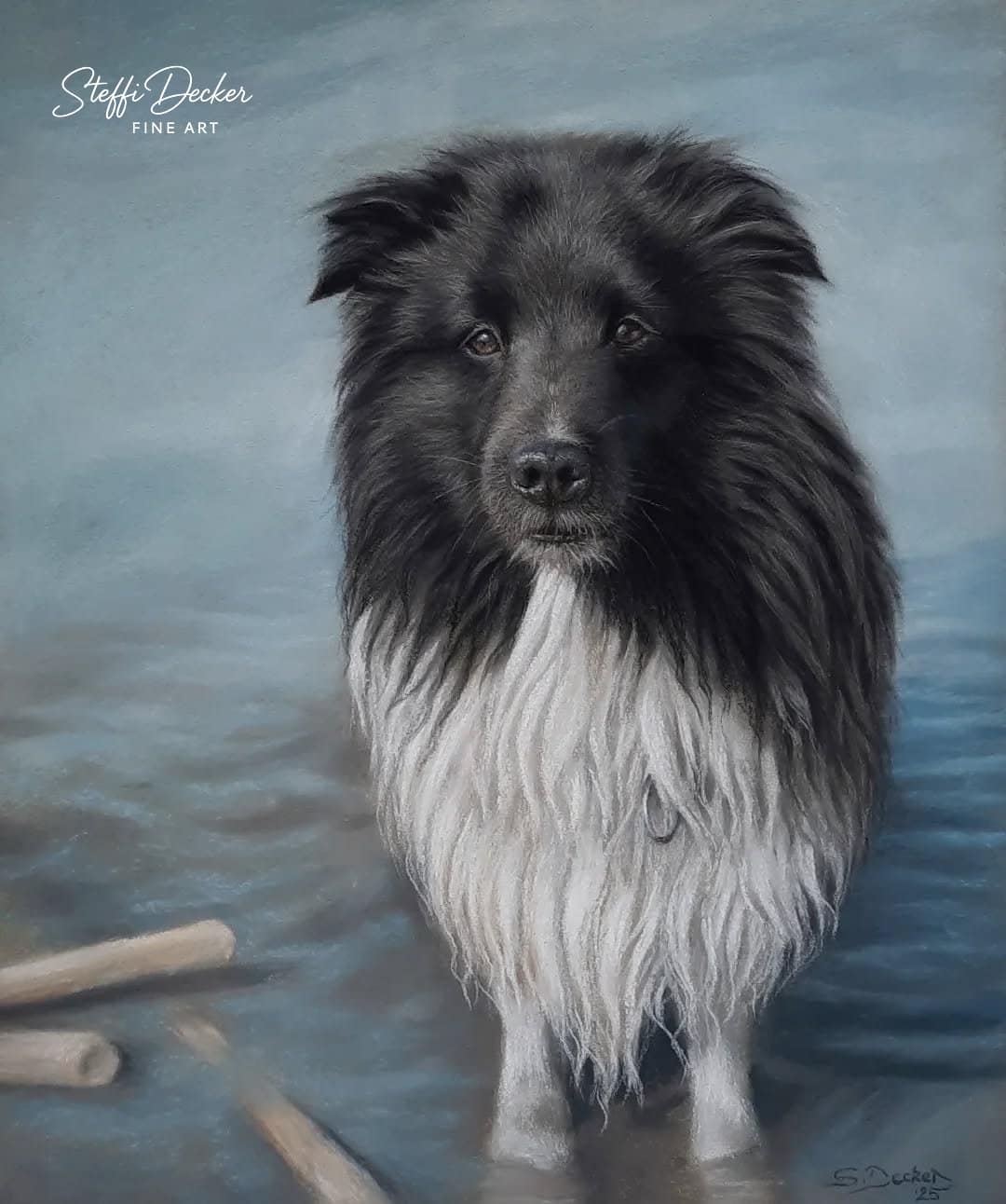 Ein Gemälde zeigt einen langhaarigen Hund mit schwarzem und weißem Fell, der im flachen Wasser steht; das Tier blickt direkt nach vorn, während sanfte Wasserbewegungen und treibende Stöckchen den Vordergrund beleben.