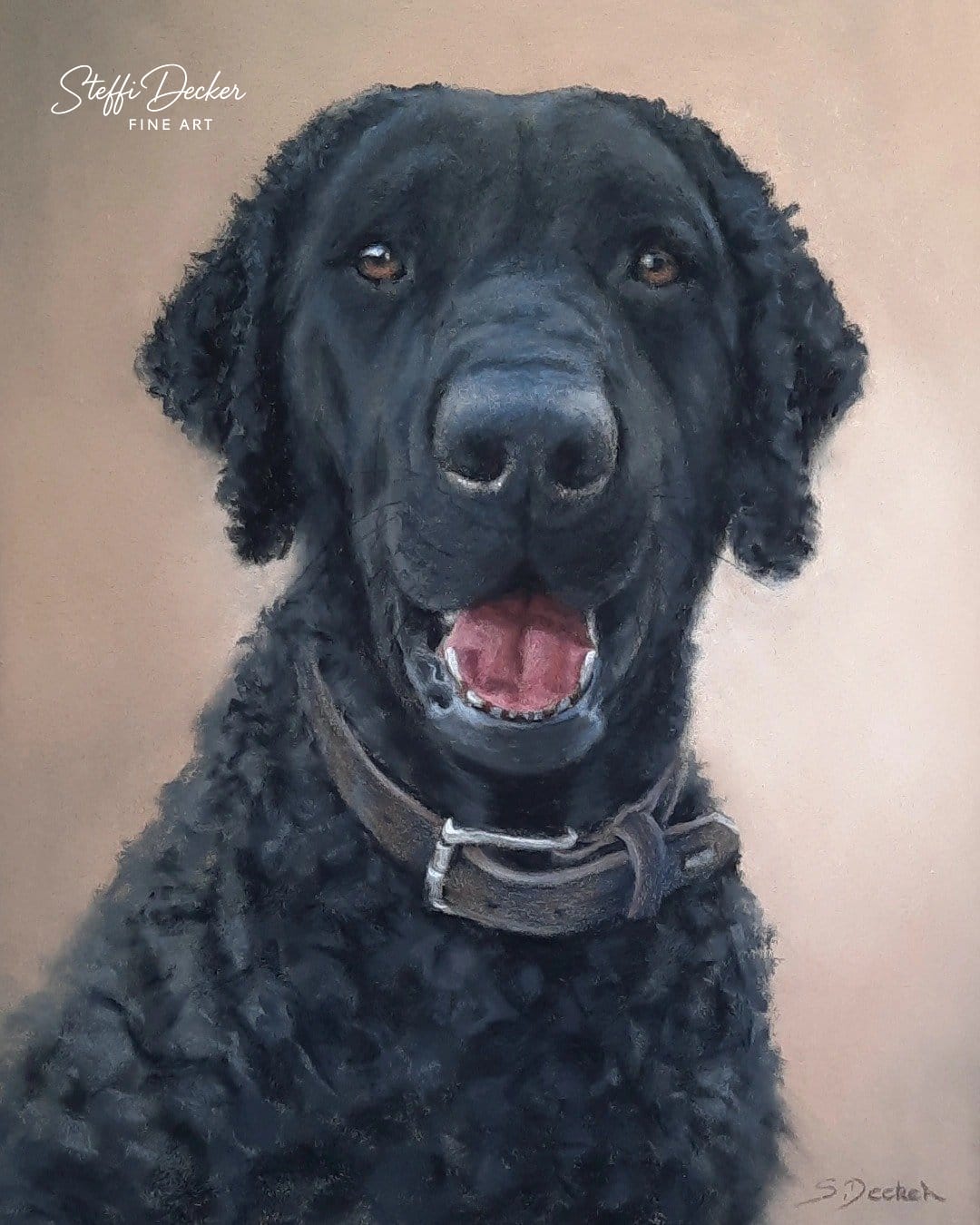 Ein Gemälde zeigt einen schwarzen, lockig behaarten Hund mit breitem Kopf, offenen Lefzen und sichtbarer Zunge; das Tier trägt ein braunes Halsband und ist vor einem warmen, beige‑tonigen Hintergrund dargestellt.