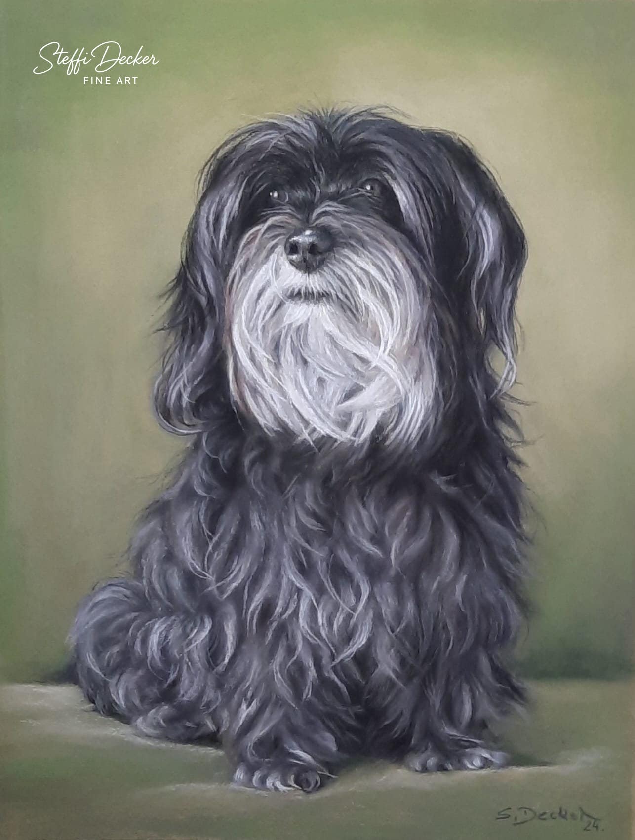 Ein Gemälde zeigt einen kleinen, langhaarigen Hund mit dunklem, gewelltem Fell und auffälligem weißen Brust- und Schnauzenhaar, der vor einem weich verlaufenden grünen Hintergrund sitzt.