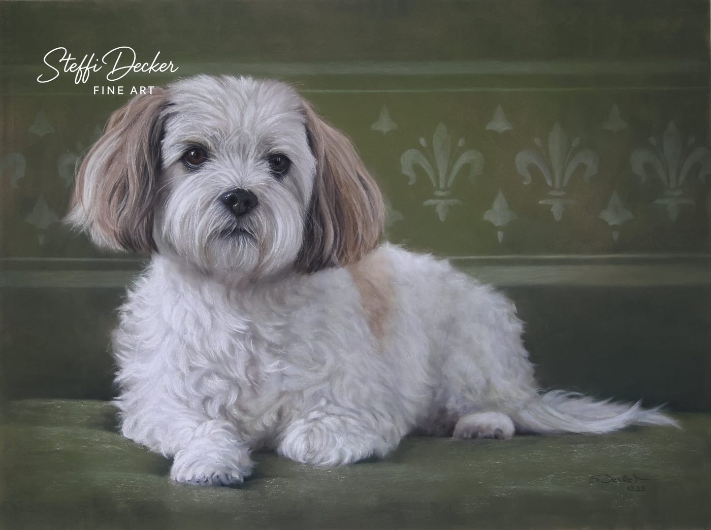 Ein Gemälde zeigt einen kleinen, langhaarigen Hund mit weichem, lockigem, weiß-beigem Fell, der entspannt auf einer grünen, gemusterten Sitzfläche liegt; der Hintergrund zeigt ein stilisiertes Fleur-de-Lis-Muster in sanften Grüntönen.