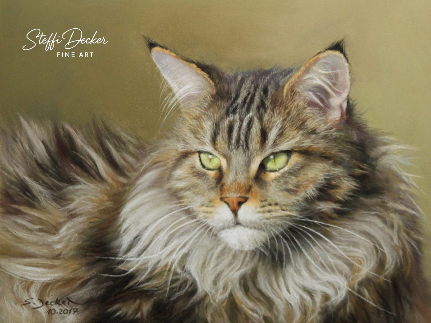Ein Gemälde zeigt eine langhaarige, getigerte Katze mit dichtem, seidigem Fell und leuchtend grünen Augen, die seitlich aus dem Bild blickt; der Hintergrund ist weich und in warmen, goldenen Tönen gehalten.