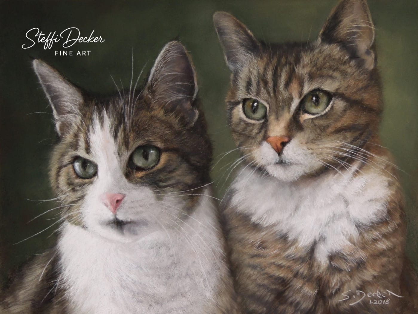 Ein Gemälde zeigt eine getigerte Katze mit hellgrünen Augen, weißem Brustfell und feinen, dunklen Streifen, die aufmerksam nach vorn blickt; der Hintergrund ist weich und in dunklen Grün‑ und Brauntönen gehalten.