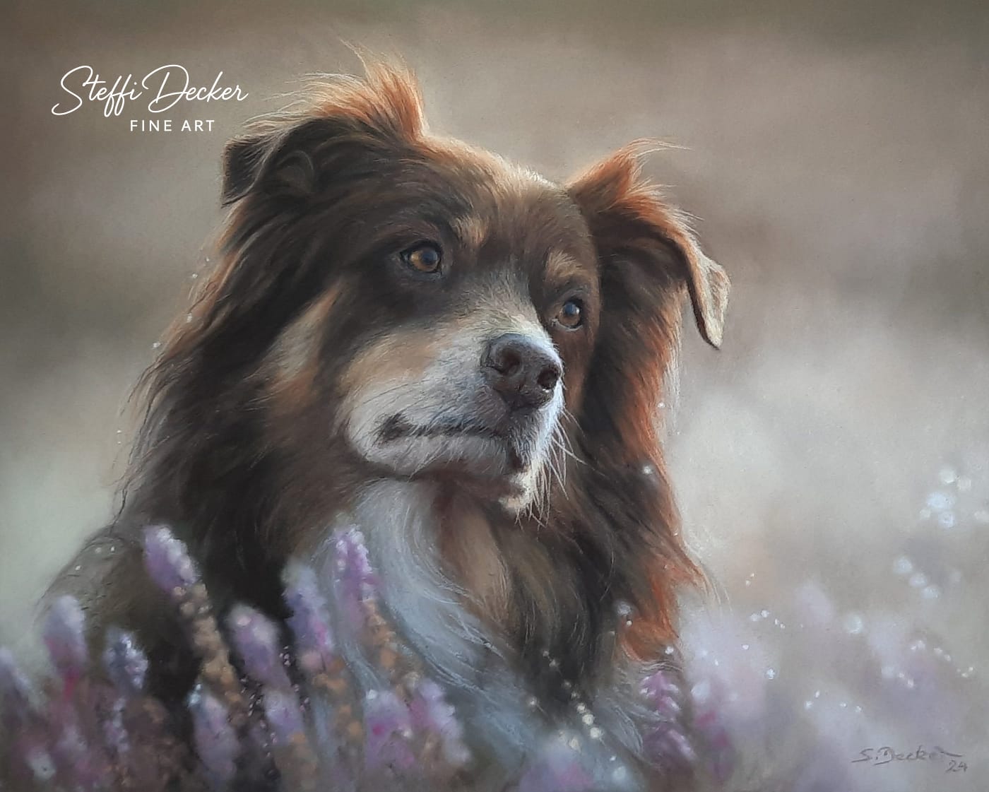 Ein Gemälde zeigt einen langhaarigen Hund mit braunem und schwarzem Fell, der inmitten von violetten und rosafarbenen Heidepflanzen sitzt; der Hintergrund ist weich und in warmen Naturtönen gehalten.