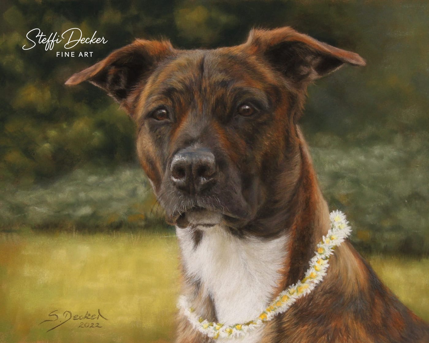 Ein Gemälde zeigt einen kurzhaarigen, dunkel gestromten Hund mit hellerer Brust und einem Kranz aus kleinen weißen Blüten um den Hals, vor einem weich verlaufenden Hintergrund aus Grün‑ und Gelbtönen.