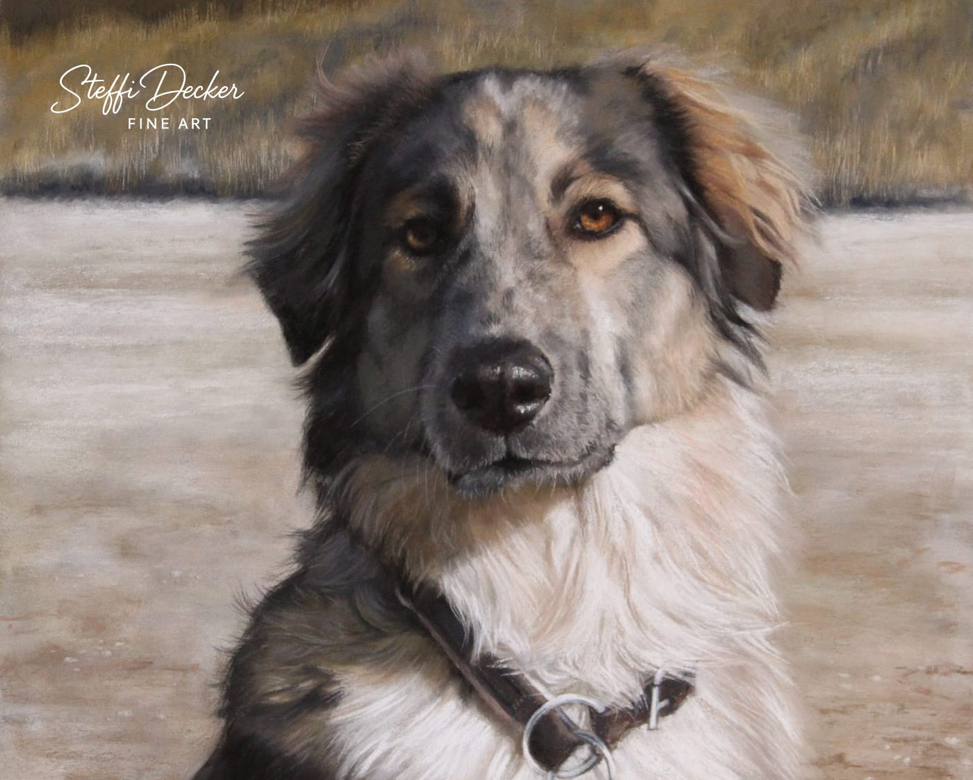 Ein Gemälde zeigt einen langhaarigen Hund mit cremefarbenem und braunem Fell, der auf sandigem Boden sitzt und ein dunkles Halsband mit Metallschnalle trägt; im Hintergrund sind weiche, naturfarbene Gräser zu sehen.