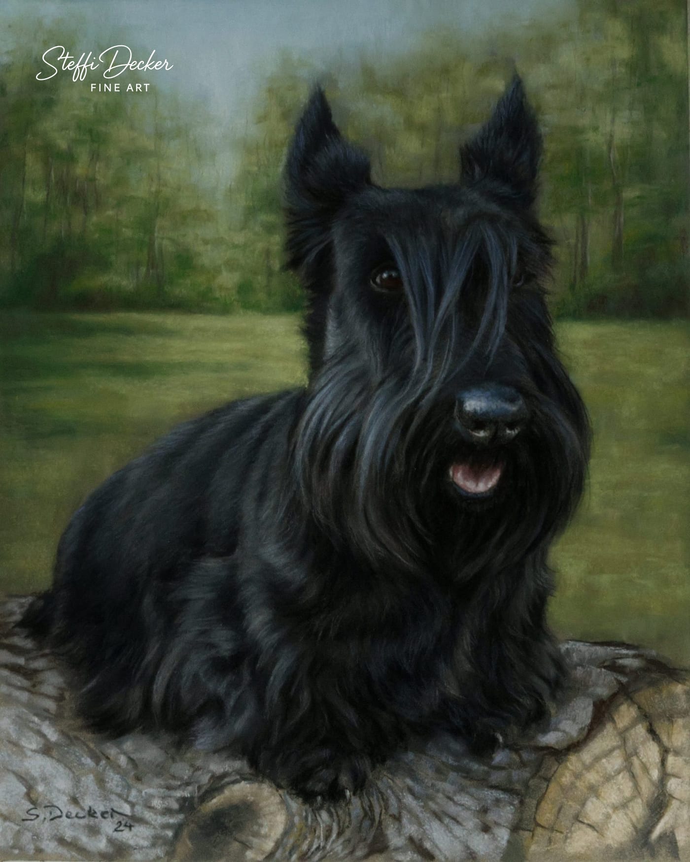 Ein Gemälde zeigt einen schwarzen, langhaarigen Terrier mit dichtem, glänzendem Fell und aufgerichteten Ohren, der auf einem gefällten Baumstamm sitzt; im Hintergrund sind weiche Grüntöne einer Waldlichtung zu erkennen.