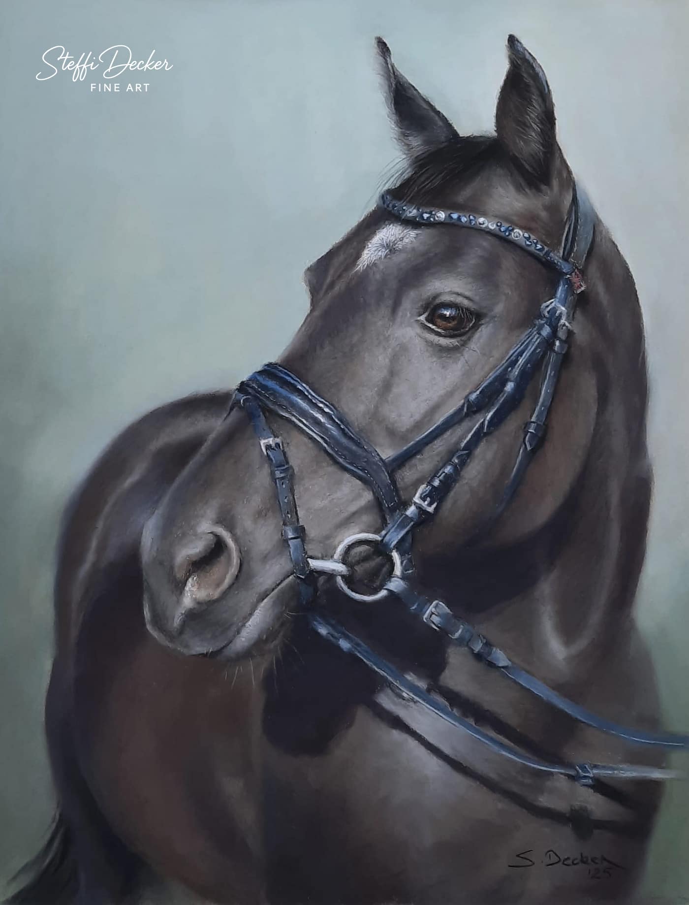 Ein realistisch gemaltes Porträt eines dunkelbraunen Pferdes mit feinem Glanz im Fell und detailliert ausgearbeitetem Zaumzeug aus dunklem Leder; das Tier ist in leichter Halbdrehung dargestellt und hebt den Kopf vor einem weich verlaufenden Hintergrund in graugrünen Tönen.