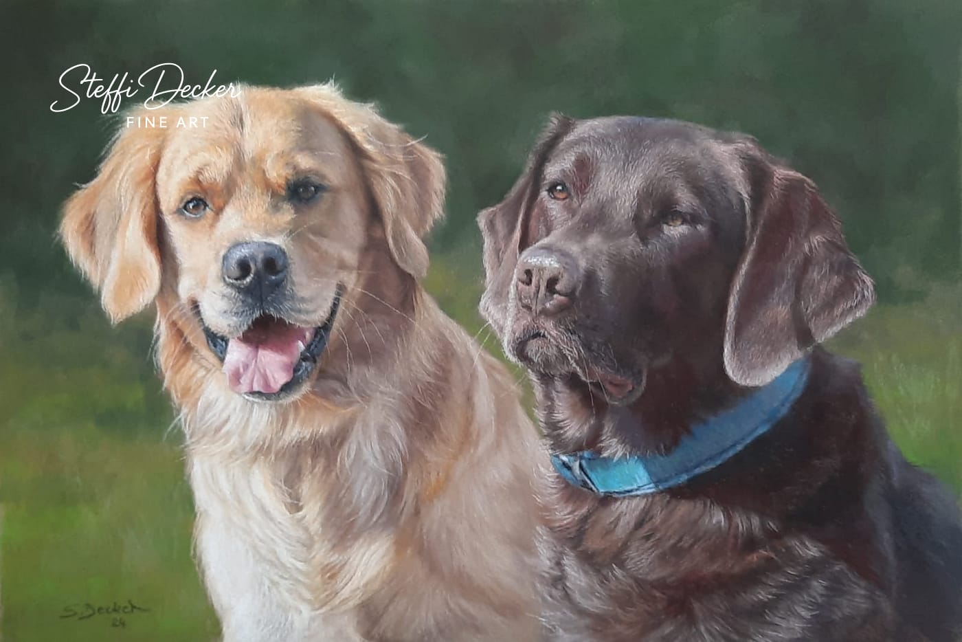 Ein Gemälde zeigt zwei Hunde vor einem weich verlaufenden, dunkelgrünen Hintergrund: links ein hellgoldener Hund mit offenem Maul und sichtbarer Zunge, rechts ein dunkelbrauner Hund mit kurzem Fell und blauem Halsband, der leicht zur Seite blickt.