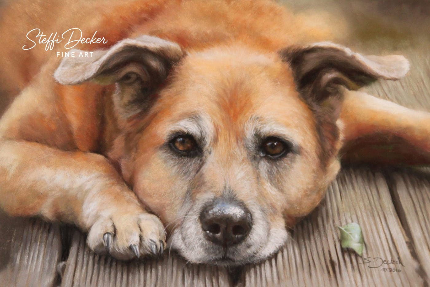 Ein Gemälde zeigt einen liegenden Hund mit hellbraunem Fell, der entspannt auf einer hölzernen Terrasse ruht; eine kleine grüne Pflanze liegt neben einer der Pfoten.