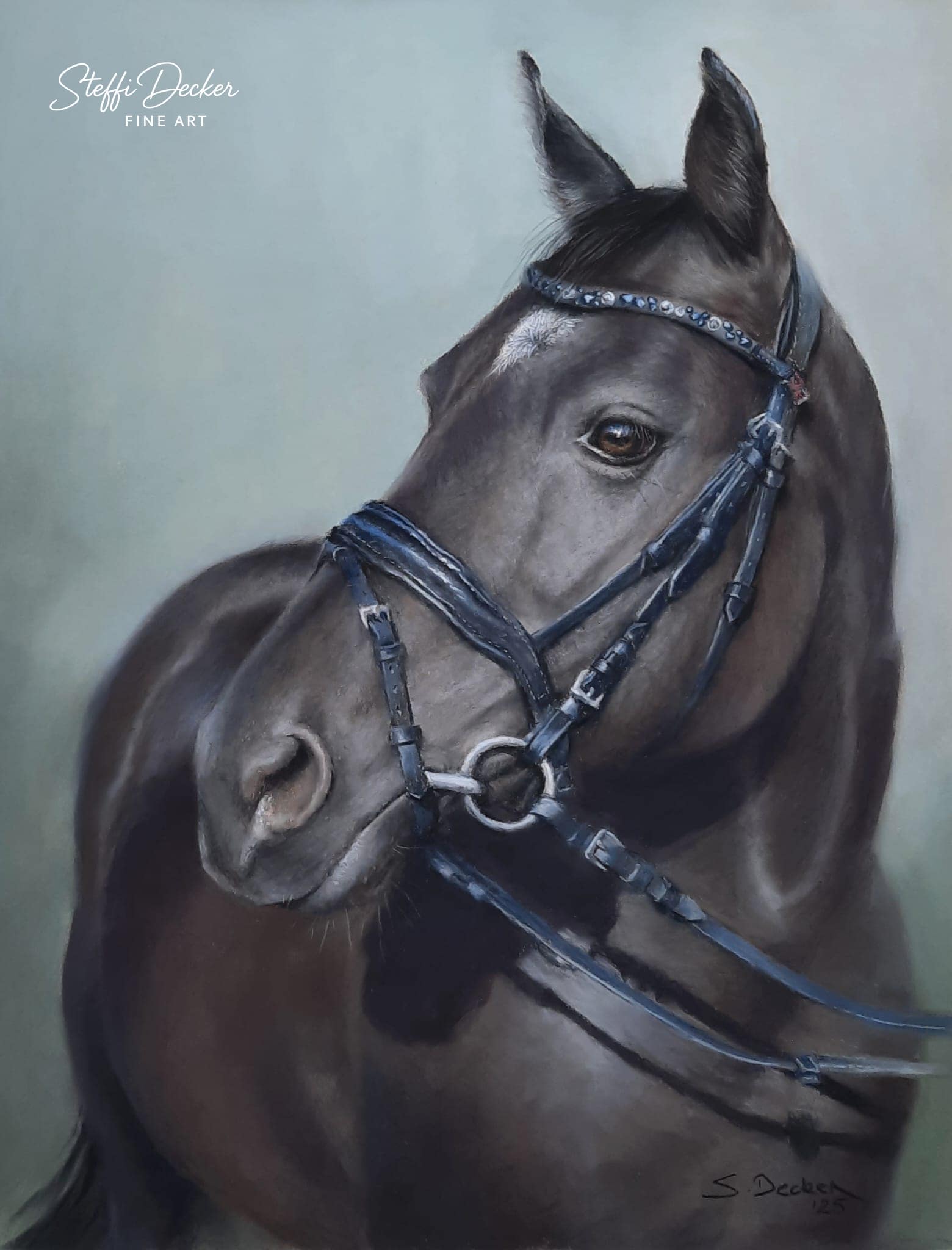 Ein realistisch gemaltes Porträt eines dunkelbraunen Pferdes mit feinem Glanz im Fell und detailliert ausgearbeitetem Zaumzeug aus dunklem Leder; das Tier ist in leichter Halbdrehung dargestellt und hebt den Kopf vor einem weich verlaufenden Hintergrund in graugrünen Tönen.