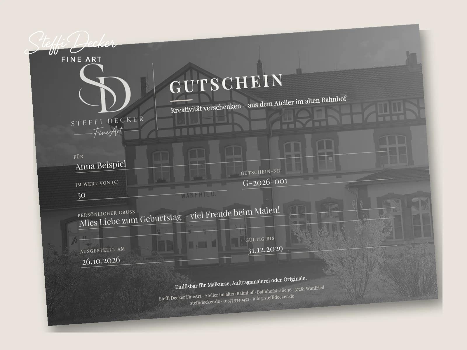 Beispiel eines Gutscheins von Steffi Decker FineArt mit Logo und dem alten Bahnhof Wanfried im Hintergrund
