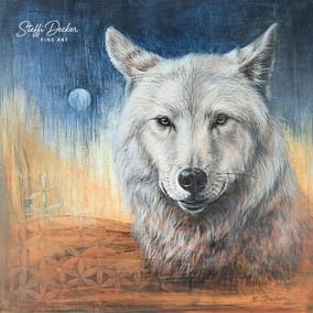 Original-Acrylgemälde ‚Kompromisslos‘ von Steffi Decker. Eindrucksvolles Wolf-Portrait auf Leinwand mit durchdringendem Blick vor einer nächtlichen Kulisse mit Vollmond. Das handgemalte Unikat besticht durch den Kontrast von kühlen Blautönen und warmen Orange-Nuancen, in die dezent die Blume des Lebens eingearbeitet ist. Dieses exklusive Kunstwerk ist auf Anfrage erhältlich.