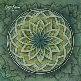 Ein mandalaartiges Kunstwerk aus ineinander verflochtenen, bandartigen Formen in Grüntönen, Gelb und Blau, die eine symmetrische Blütenstruktur bilden; der äußere Bereich ist von blattähnlichen Mustern umgeben, vor einem Hintergrund in satten, moosgrünen Aquarellnuancen.