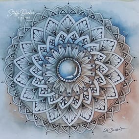 Ein detailreiches Mandala aus mehreren konzentrischen Ebenen von blüten‑ und fächerartigen Mustern, die symmetrisch um ein rundes, perlenumrahmtes Zentrum angeordnet sind; feine Linien, Punktakzente und florale Formen in Grau‑, Blau‑ und warmen Beigetönen fügen sich auf einem weich verlaufenden Aquarellhintergrund zu einer harmonischen Kreisstruktur zusammen.