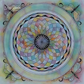 Ein farbenfrohes Mandala mit mehrfach überlappenden, rautenförmigen Segmenten in Pastell‑Gelb, Rosa, Blau, Grün und Violett, die sich spiralförmig um ein dunkleres, radial gemustertes Zentrum anordnen; der äußere Ring ist von dekorativen Linien, Punkten und vier Schmetterlingsmotiven umgeben, auf einem sanft verlaufenden Aquarellhintergrund in Blau‑, Gelb‑ und Rosatönen.