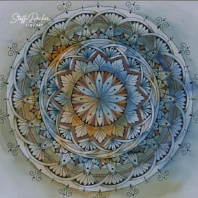 Ein detailreiches Mandala aus mehreren konzentrischen Ebenen von fächerartigen, blattförmigen und geometrisch angeordneten Mustern in Blau‑, Türkis‑, Ocker‑ und Brauntönen; feine Linienornamente und kleine Punktakzente umrahmen die symmetrische Kreisstruktur auf einem weich verlaufenden aquarellartigen Hintergrund.