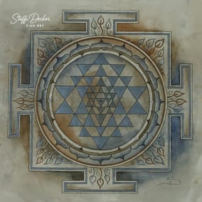 Ein geometrisches Yantra‑Mandala mit mehreren ineinander verschachtelten Dreiecken in Blau‑ und Beigetönen, eingerahmt von konzentrischen Kreisen, ornamentalen Flammenmotiven und einem kreuzförmigen Außenrahmen auf einem weich verlaufenden aquarellartigen Hintergrund.