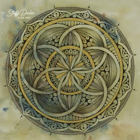 Ein detailreiches Mandala aus ineinander verschlungenen halbkreisförmigen und blattartigen Elementen in Gold‑, Grün‑ und Blautönen; feine, ornamental geschwungene Linien rahmen die symmetrische Kreisstruktur ein, während der Hintergrund in sanften aquarellartigen Beige‑ und Türkisnuancen verläuft.