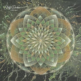 Ein mandalaartiges Kunstwerk mit vielschichtigen, überlappenden Blüten‑ und Blattformen in Grün‑, Gold‑ und Beigetönen; die symmetrische Struktur bildet eine sternartige, strahlenförmige Mitte, während der dunkle, marmorierte Hintergrund mit hellen Sprenkeln und organisch verlaufenden Linien das Motiv umrahmt.