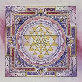 Ein geometrisches Yantra‑Mandala mit ineinander verschachtelten goldgelben Dreiecken im Zentrum, umgeben von einem Kreis aus lotusförmigen Segmenten und einem dekorativen, quadratischen Rahmen mit floralen Mustern in Violett‑, Rosa‑ und Goldtönen auf einem sanft verlaufenden Hintergrund.