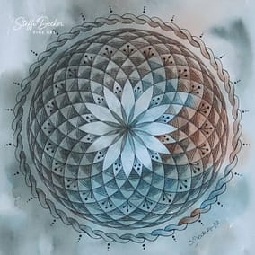 Ein rundes Mandala mit einer sternförmigen Blütenstruktur aus mehrfach überlappenden, rautenartigen Segmenten in Blau‑, Grau‑ und Brauntönen; feine Linienornamente und punktförmige Akzente füllen die geometrischen Felder, während ein gewellter Außenrand das Motiv umschließt und der Hintergrund in weichen Aquarellverläufen gehalten ist.“