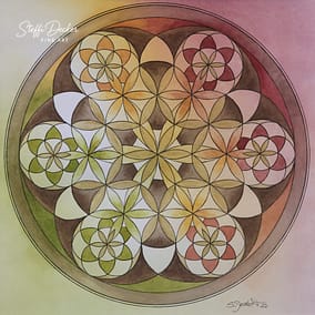 Ein geometrisches Mandala aus ineinander verschachtelten Kreisen und blütenähnlichen Segmenten in warmen Gelb‑, Braun‑, Grün‑ und Rosatönen, aufgebaut aus wiederholten Dreiecks‑ und Blattformen; das Muster ist von einem doppelten Kreisrahmen eingefasst und liegt auf einem sanft verlaufenden Hintergrund in Pastellgelb und Rosé.