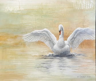 Original-Acrylgemälde ‚Flügel der Seele‘ von Steffi Decker. Einzigartiges, handgemaltes Unikat auf Leinwand, das einen weißen Schwan mit ausgebreiteten Flügeln auf dem Wasser zeigt. Dieses exklusive Tierkunstwerk ist auf Anfrage erhältlich.