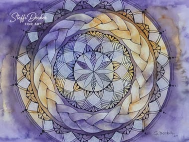 Ein kunstvolles Mandala mit einem zentralen blütenähnlichen Sternmotiv, umgeben von mehreren symmetrischen Kreisebenen aus fein gezeichneten Linien, Blättern und Fächerformen; ein breites, geflochten wirkendes Band umschließt die innere Struktur, während der Hintergrund in intensiven Violett‑, Blau‑ und Goldtönen aquarellartig verläuft.