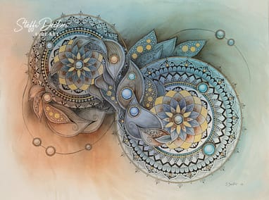 Ein kunstvolles Mandala aus zwei miteinander verbundenen Kreisen, die jeweils aus blütenartigen, ornamental verzierten Mustern in Blau‑, Gold‑ und Beigetönen bestehen; dazwischen fließen geschwungene Blätter‑ und Linienformen mit perlenartigen, leuchtenden Rundelementen, während der Hintergrund weich in warmen Beige‑ und Türkisnuancen verläuft.