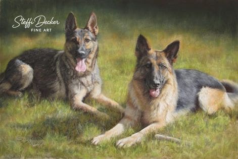 Ein Gemälde zeigt zwei Schäferhunde, die entspannt auf einer sonnigen Wiese liegen; beide haben aufgerichtete Ohren und herausgestreckte Zungen, während warmes Licht ihr Fell in Naturtönen hervorhebt.