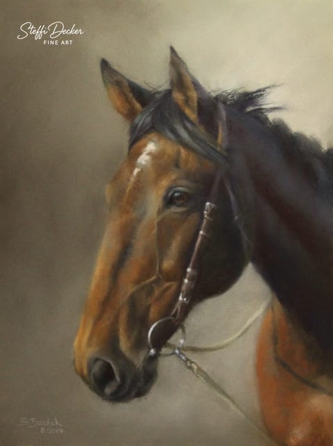 Ein Gemälde zeigt ein dunkelbraunes Pferd mit seidiger, dunkel glänzender Mähne und hellem Stirnstrich, das in Seitenansicht dargestellt ist und ein schlichtes Lederhalfter trägt; der Hintergrund ist weich und in warmen Naturtönen gehalten.