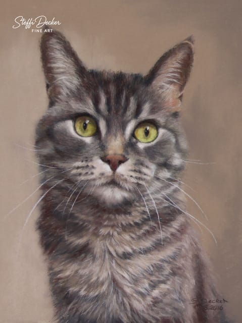 Ein Gemälde zeigt eine grau‑getigerte Katze mit leuchtend gelbgrünen Augen und feinem, dichtem Fell vor einem warmen, neutralen Hintergrund.