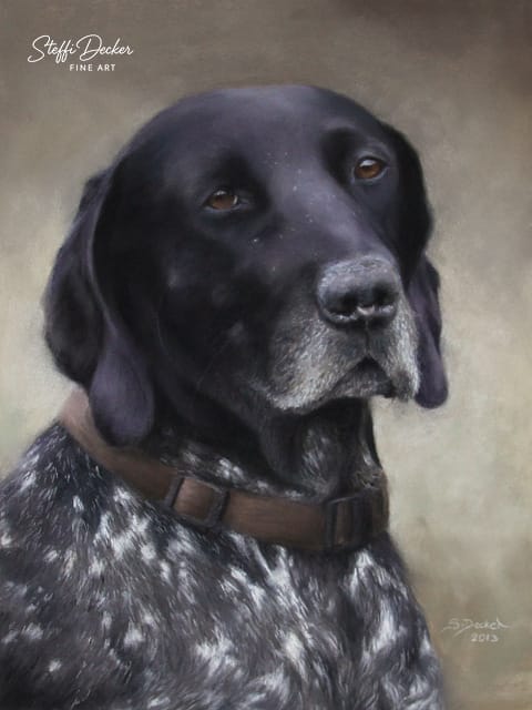 Ein Gemälde zeigt ein hellbraunes Pferd mit langer, heller Mähne und verziertem Lederhalfter vor einem weich verlaufenden, warmen Hintergrund.