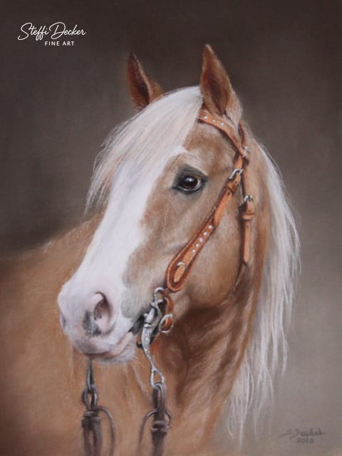 Ein Gemälde zeigt ein hellbraunes Pferd mit langer, heller Mähne und verziertem Lederhalfter vor einem weich verlaufenden, warmen Hintergrund.