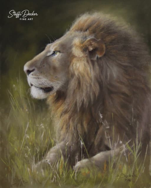 Ein Gemälde zeigt einen Löwen mit dichter, dunkelgoldener Mähne, der in hohem Gras sitzt; feine Lichtakzente betonen die Struktur des Fells und die natürliche Umgebung.