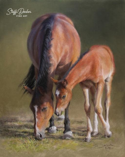 Eine Stute und ein Fohlen stehen dicht beieinander auf einer Wiese und fressen Gras, sanftes Licht hebt ihr braunes Fell hervor.