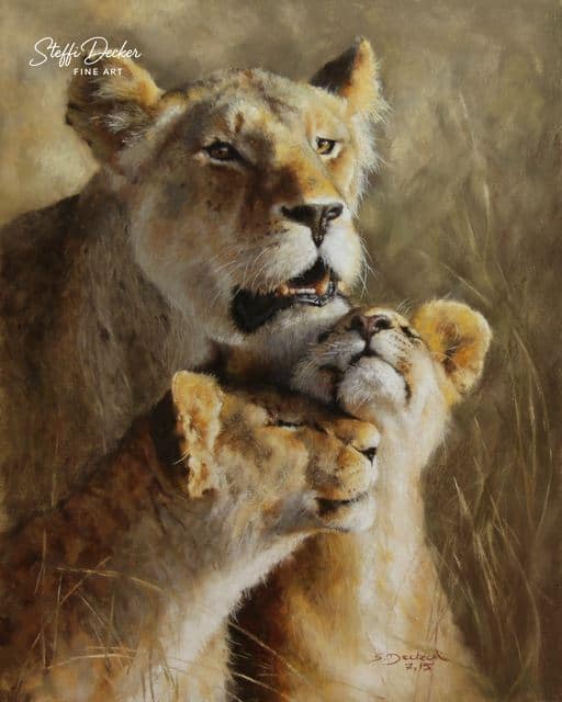 wei junge Löwen liegen eng beieinander im hohen Gras, während warmes Licht ihre Köpfe und das goldene Fell beleuchtet.“