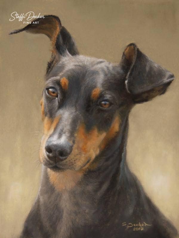 Ein schlanker, kurzhaariger Hund mit schwarzem Fell und rostroten Abzeichen steht vor einem warmen, neutralen Hintergrund und blickt leicht zur Seite.