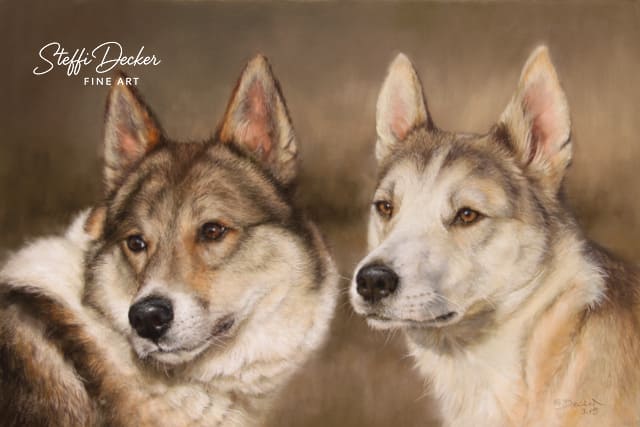 Ein Gemälde zeigt zwei Hunde mit aufgerichteten Ohren und hellem, grau‑beigem Fell; einer blickt nach vorn, während der andere seitlich zu sehen ist, vor einem weich verlaufenden, warmen Hintergrund.