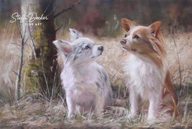 Ein Gemälde zeigt eine liegende, hell getigerte Katze mit kurzem Fell, die auf einer weichen, rötlichen Decke ruht; der Hintergrund ist weich und in warmen, gedeckten Tönen gehalten.