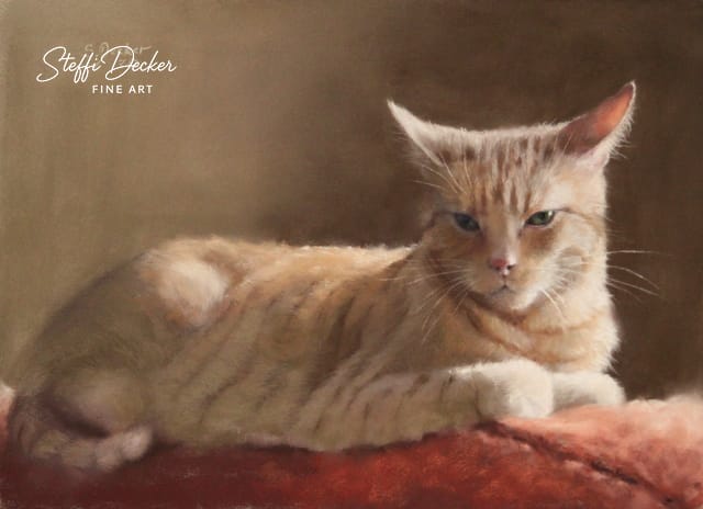 Ein Gemälde zeigt eine liegende, hell getigerte Katze mit kurzem Fell, die auf einer weichen, rötlichen Decke ruht; der Hintergrund ist weich und in warmen, gedeckten Tönen gehalten.