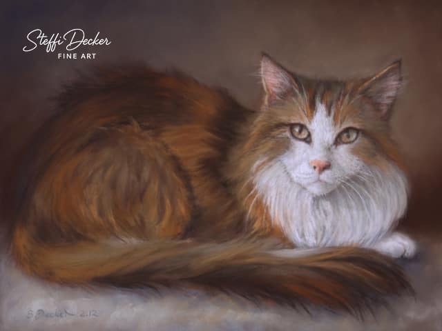 Ein Gemälde zeigt eine langhaarige Katze mit rotbraunem und weißem Fell, die in entspannter Haltung auf einer weichen Unterlage liegt; der Hintergrund ist weich und in warmen Brauntönen gehalten.
