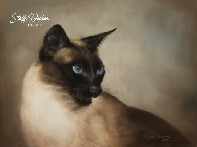 Ein Gemälde zeigt eine Siamkatze mit cremefarbenem Körperfell, dunkler Gesichtsfärbung und leuchtend blauen Augen, die leicht zur Seite blickt; der Hintergrund ist weich und in warmen Neutraltönen gehalten.