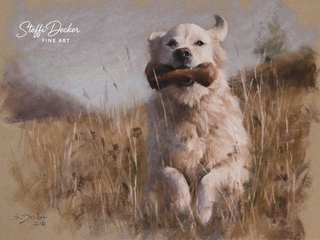 Ein Gemälde zeigt einen hellen, langhaarigen Hund, der inmitten trockener Gräser sitzt und ein großes Stück Holz im Maul trägt; die Szene ist warm beleuchtet und in natürlichen Braun‑ und Beigetönen gehalten.