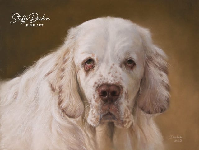 Ein Gemälde zeigt den oberen Körper eines langhaarigen Hundes mit hellem, cremefarbenem Fell und weich gezeichneten Ohren, vor einem warmen, braun‑goldenen Hintergrund.
